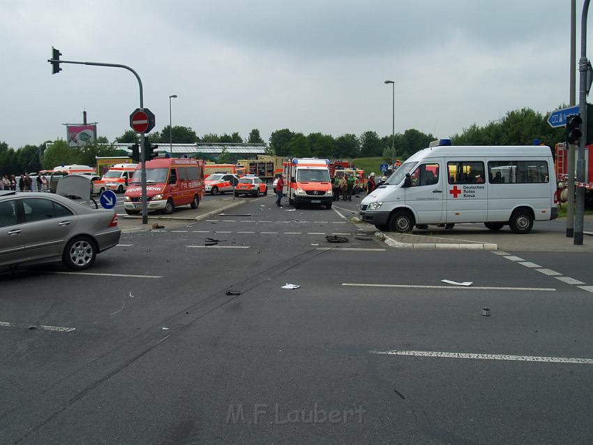Schwerer Unfall mit Reisebus Lohmar Donrather Dreieck P338.JPG